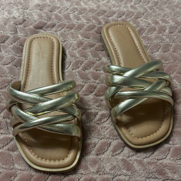 Universal Thread Gold Women's Slide Sandals - Picture 1 of 3